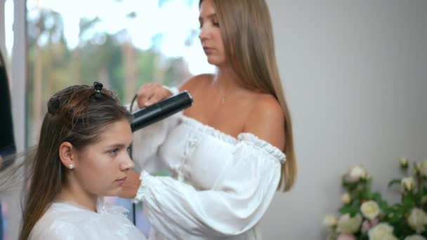 Μια Εκπαιδευόμενη Κοπέλα Παρουσία Επαγγελματία Κομμωτή Μαθαίνει Στεγνώνει Μαλλιά Μιας — Αρχείο Βίντεο