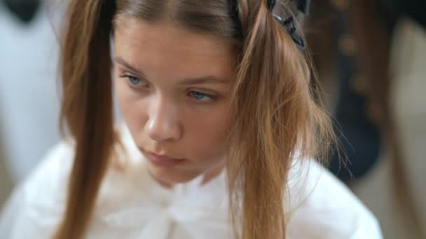 Dziewczyna Niebieskimi Oczami Spinkami Włosów Włosach Salonie Fryzjerskim Podczas Gdy — Wideo stockowe