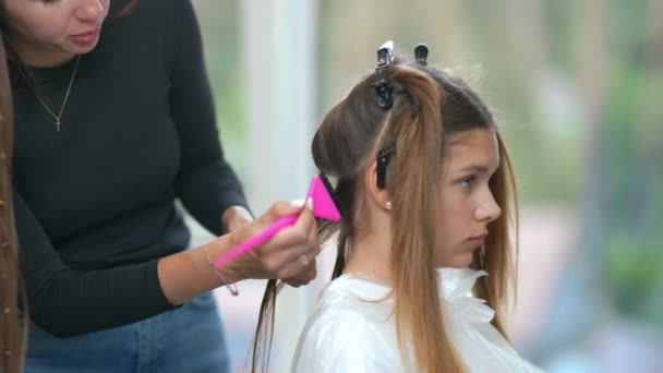 Перукар Показує Правильно Фарбувати Волосину Голову Клієнта Допомогою Гребеня — стокове відео