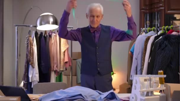 Anciano Con Estilo Chaleco Púrpura Camisa Pajarita Pantalones Cuelga Una — Vídeos de Stock