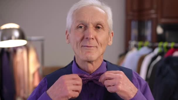 Primer Plano Anciano Con Ropa Elegante Ajusta Pajarita Violeta Hombre — Vídeos de Stock