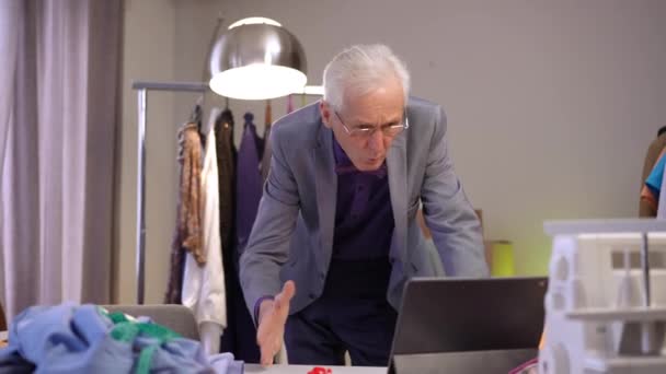 Homem Idoso Elegante Que Inclina Sobre Uma Mesa Para Tablet — Vídeo de Stock