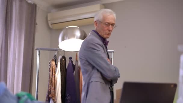 Ένας Ηλικιωμένος Κομψός Άντρας Γυαλιά Στέκεται Την Πλάτη Του Στην — Αρχείο Βίντεο