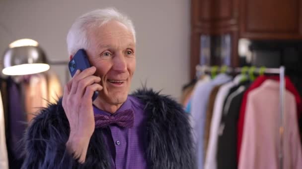 Close Bergaya Boros Desainer Mode Pria Tua Emosional Memberi Isyarat — Stok Video