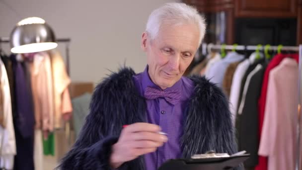 Κοντινό Πλάνο Ένας Πολυδάπανος Ηλικιωμένος Άντρας Σχεδιαστής Μόδας Κρατάει Ένα — Αρχείο Βίντεο