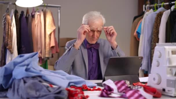 Designer Moda Masculino Idoso Usando Óculos Senta Sua Mesa Sala — Vídeo de Stock