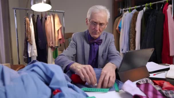 Yaşlı Gri Saçlı Gözlüklü Bir Moda Tasarımcısı Evinin Atölyesindeki Bir — Stok video
