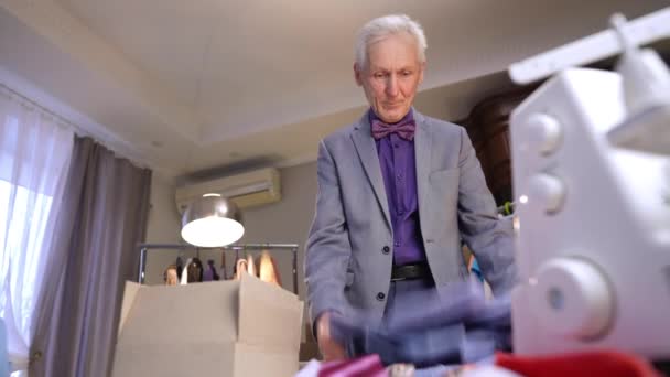 Äldre Modedesigner Packar Omsorgsfullt Blå Skjorta Pappkartong Sitt Skrivbord Efter — Stockvideo