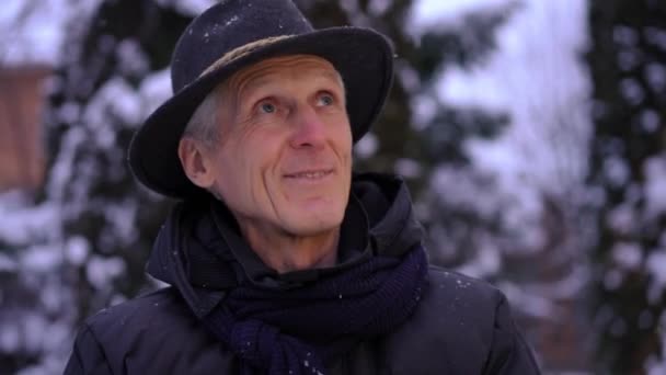 Κοντινό Πλάνο Ένας Ηλικιωμένος Καπέλο Φόντο Καλυμμένων Χιόνι Δέντρων Άντρας — Αρχείο Βίντεο