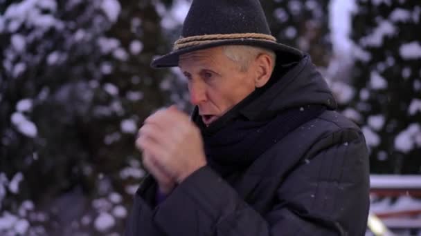 Пожилой Человек Покрашенной Шляпе Зимнем Пальто Холоден Пытается Согреть Руки — стоковое видео