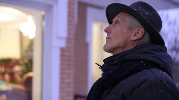 Пожилой Человек Покрашенной Шляпе Зимой Стоит Улице Смотрит Окно Своего — стоковое видео