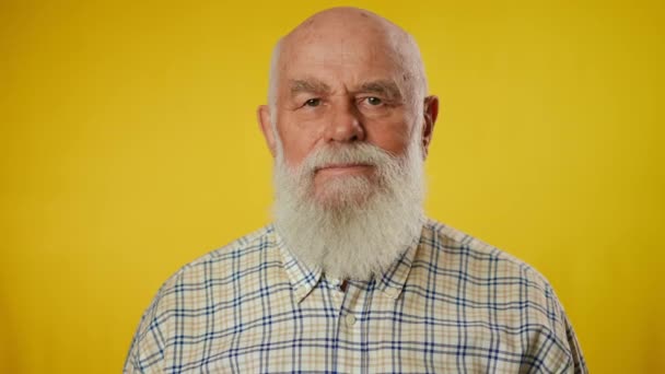 Πορτρέτο Ενός Ηλικιωμένου Γκρι Γενειοφόρου Άνδρα Ένα Πουκάμισο Κουνώντας Αρνητικά — Αρχείο Βίντεο