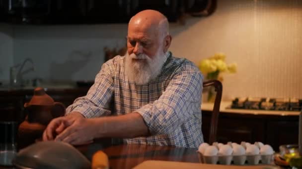 Літній Бородатий Чоловік Сорочці Сидить Столом Кухні Сучасному Будинку Чоловік — стокове відео