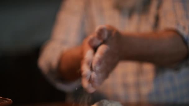 Close Homem Idoso Irreconhecível Mãos Derramando Farinha Uma Mesa Madeira — Vídeo de Stock
