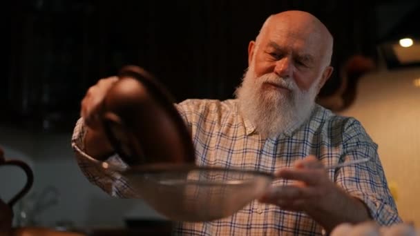 Starszy Brodaty Mężczyzna Koszuli Siedzi Przesiewa Mąkę Przez Sito Mężczyzna — Wideo stockowe
