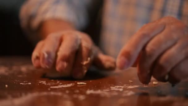クローズアップ 手がテーブルの上に生地を転がした 男は手でテーブルの上に小麦粉を吐いた — ストック動画