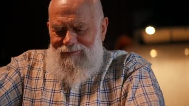 Großaufnahme Des Gesichts Eines Älteren Bärtigen Mannes Hemd Der Etwas — Stockvideo