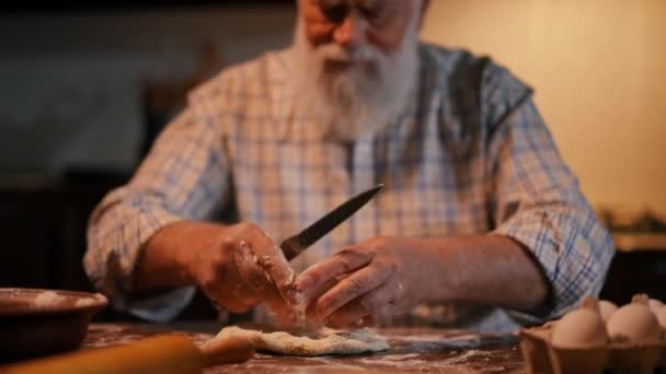 Duduk Meja Dapur Seorang Pria Botak Tua Dengan Jenggot Kemeja — Stok Video