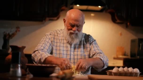 Літній Лисий Чоловік Бородою Сорочці Міняє Тісто Яйцем Кухонному Столі — стокове відео