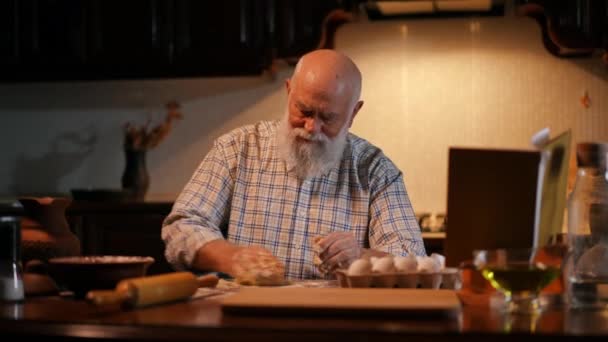 Мужчина Сидит Столом Кухне Современном Доме Пожилой Лысый Мужчина Бородой — стоковое видео