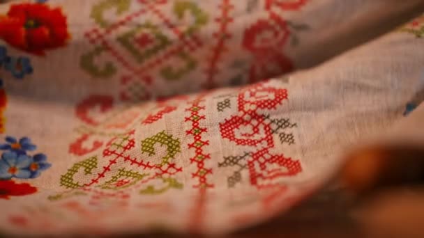 테이블에 밀가루로 반죽의 클로즈업 손으로 수건으로 수건은 슬라브어 장식으로 꾸며져 — 비디오