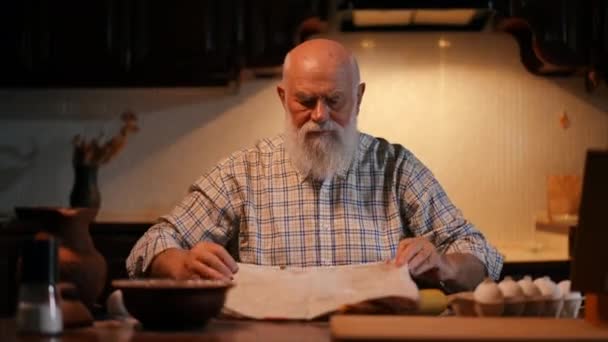 Een Oudere Man Met Een Baard Een Shirt Bedekt Vers — Stockvideo