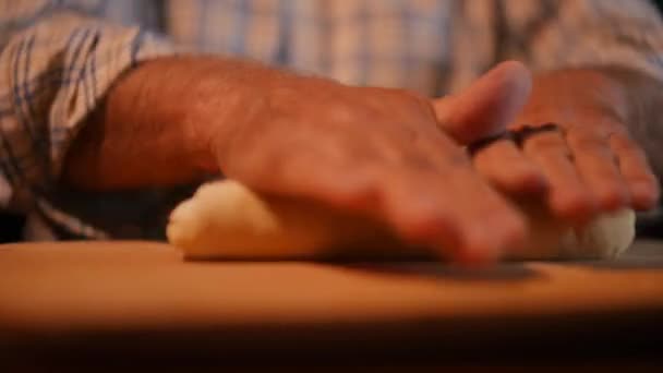 Close Seorang Pria Menggulung Adonan Dengan Tangannya Atas Meja Kayu — Stok Video