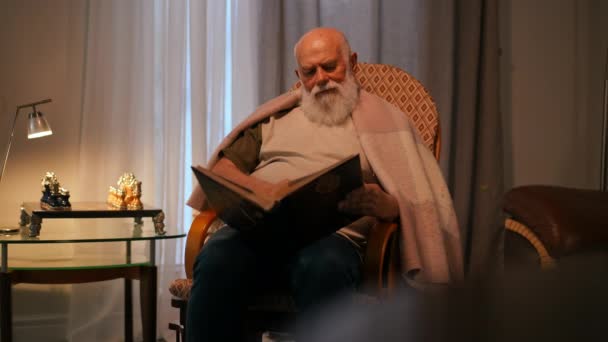 Одинокий Пожилой Бородатый Мужчина Футболке Джинсах Завернутый Одеяло Сидит Смотрит — стоковое видео