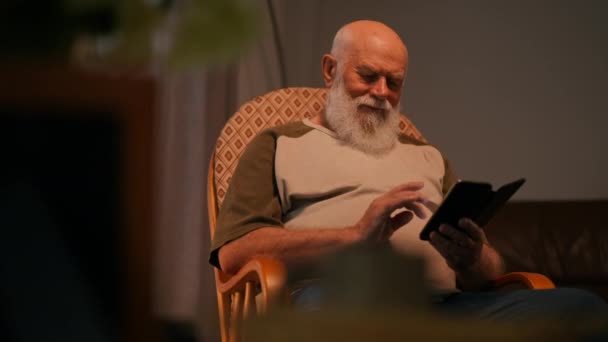 Пожилой Бородатый Мужчина Футболке Джинсах Смеется Разговаривая Мобильному Телефону Который — стоковое видео