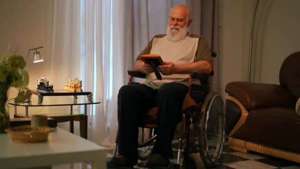 Homem Deficiente Idoso Solitário Vestindo Uma Camiseta Sentado Olhando Para — Vídeo de Stock