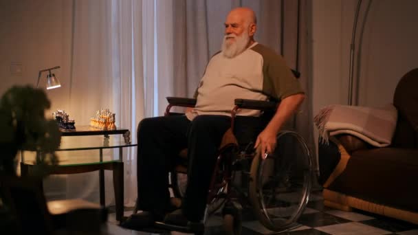Одинокий Пожилой Инвалид Футболке Двигается Гостиной Своего Дома Сидя Инвалидном — стоковое видео