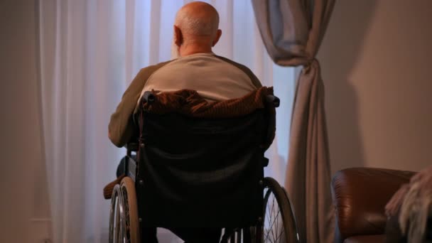 Vista Trasera Anciano Discapacitado Pelo Gris Solitario Sienta Una Silla — Vídeo de stock