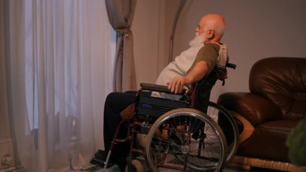 Anciano Solitario Con Barba Gris Discapacitado Sienta Una Silla Ruedas — Vídeo de stock