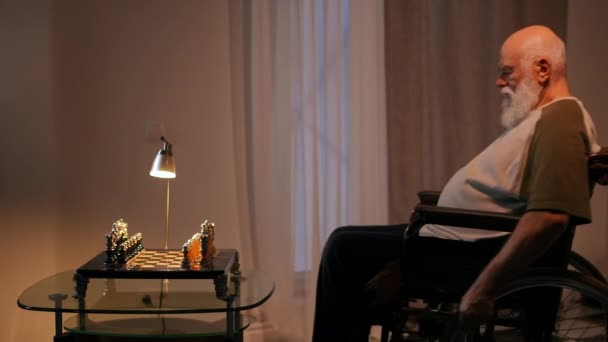 Одинокий Пожилой Бородатый Инвалид Сидящий Инвалидной Коляске Колесах Подъезжает Стеклянному — стоковое видео