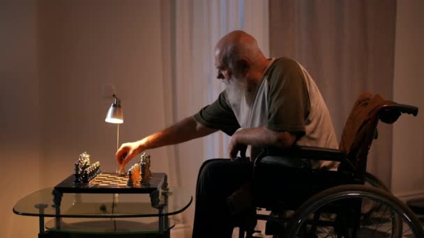 Одинокий Бородатый Инвалид Сидящий Инвалидной Коляске Колесах Играет Шахматы Шахматы — стоковое видео