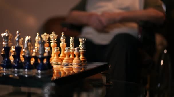 Detailní Záběr Šachových Figurín Šachovnici Matně Osvětlené Místnosti Pozadí Sedícího — Stock video