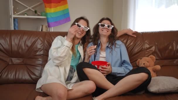 Duas Garotas Óculos Brancos Sentadas Sofá Riem Comem Pipocas Enquanto — Vídeo de Stock