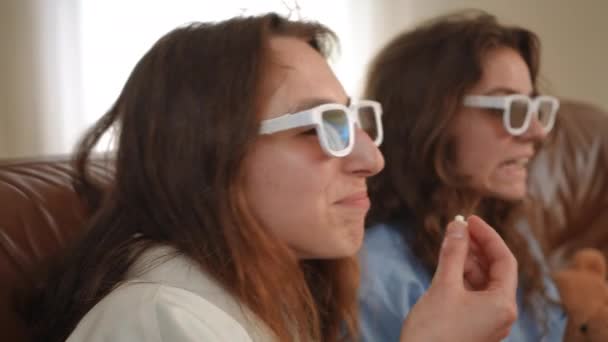 Oglądam Film Okularach Dwie Dziewczyny Białych Okularach Jedzą Popcorn Grymas — Wideo stockowe