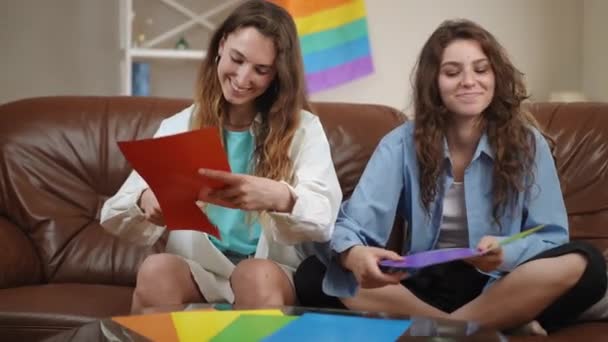 Duas Meninas Sentadas Sofá Sala Estar Uma Casa Recortam Corações — Vídeo de Stock