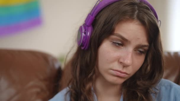 Nahaufnahme Das Mädchen Ist Traurig Und Hört Musik Mit Drahtlosen — Stockvideo