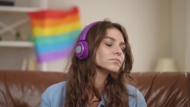 Close Câmara Vivo Uma Linda Garota Ouve Música Fones Ouvido — Vídeo de Stock
