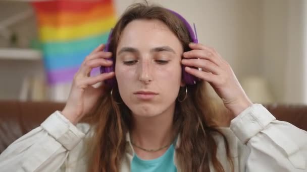 Zbliżenie Dziewczyna Zakłada Słuchawki Bezprzewodowe Słucha Muzyki Uśmiecha Się Siedząc — Wideo stockowe