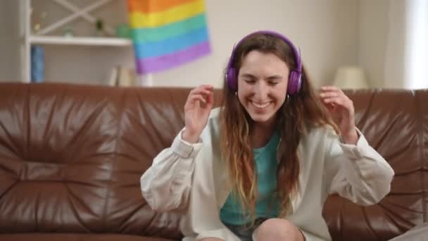 Ein Mädchen Hört Musik Über Drahtlose Kopfhörer Singt Bewegt Hände — Stockvideo