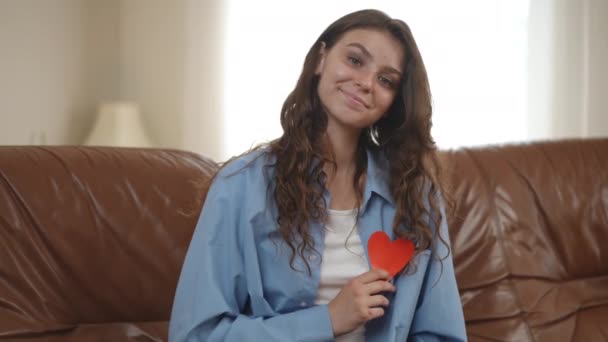Seorang Gadis Cantik Dengan Rambut Panjang Duduk Sofa Sebuah Ruangan — Stok Video