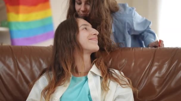 Zezadu Objevila Krásná Dívka Objala Políbila Svou Přítelkyni Dívky Usmívají — Stock video