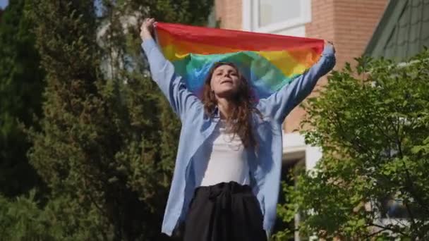 Una Chica Con Una Camisa Pelo Largo Una Bandera Arco — Vídeo de stock
