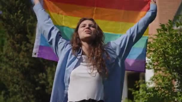 Uma Linda Adolescente Uma Camisa Levanta Uma Bandeira Arco Íris — Vídeo de Stock