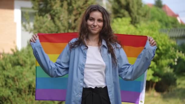 Ein Hübsches Teenager Mädchen Hüllt Sich Eine Regenbogenfahne Blickt Die — Stockvideo