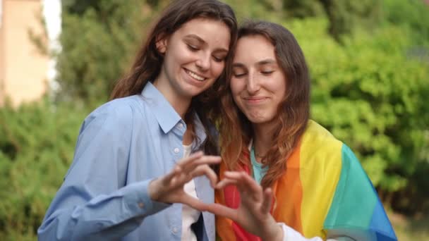 Close Duas Garotas Abraçaram Apertaram Dedos Forma Coração Meninas Riem — Vídeo de Stock