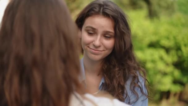 Красива Дівчина Обійняла Свого Друга Стоїть Відкритому Повітрі Дівчина Посміхається — стокове відео